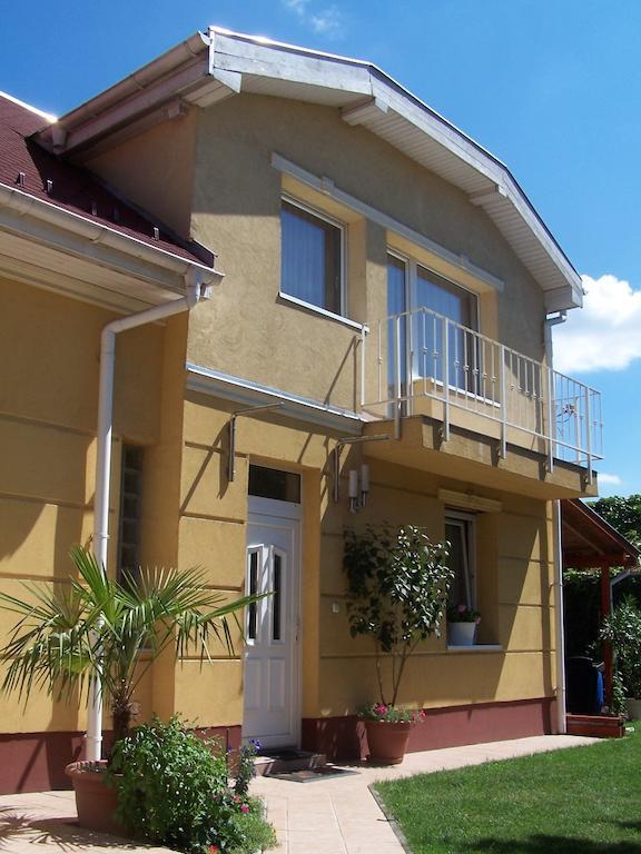 Akácia Apartman Budapeste Exterior foto